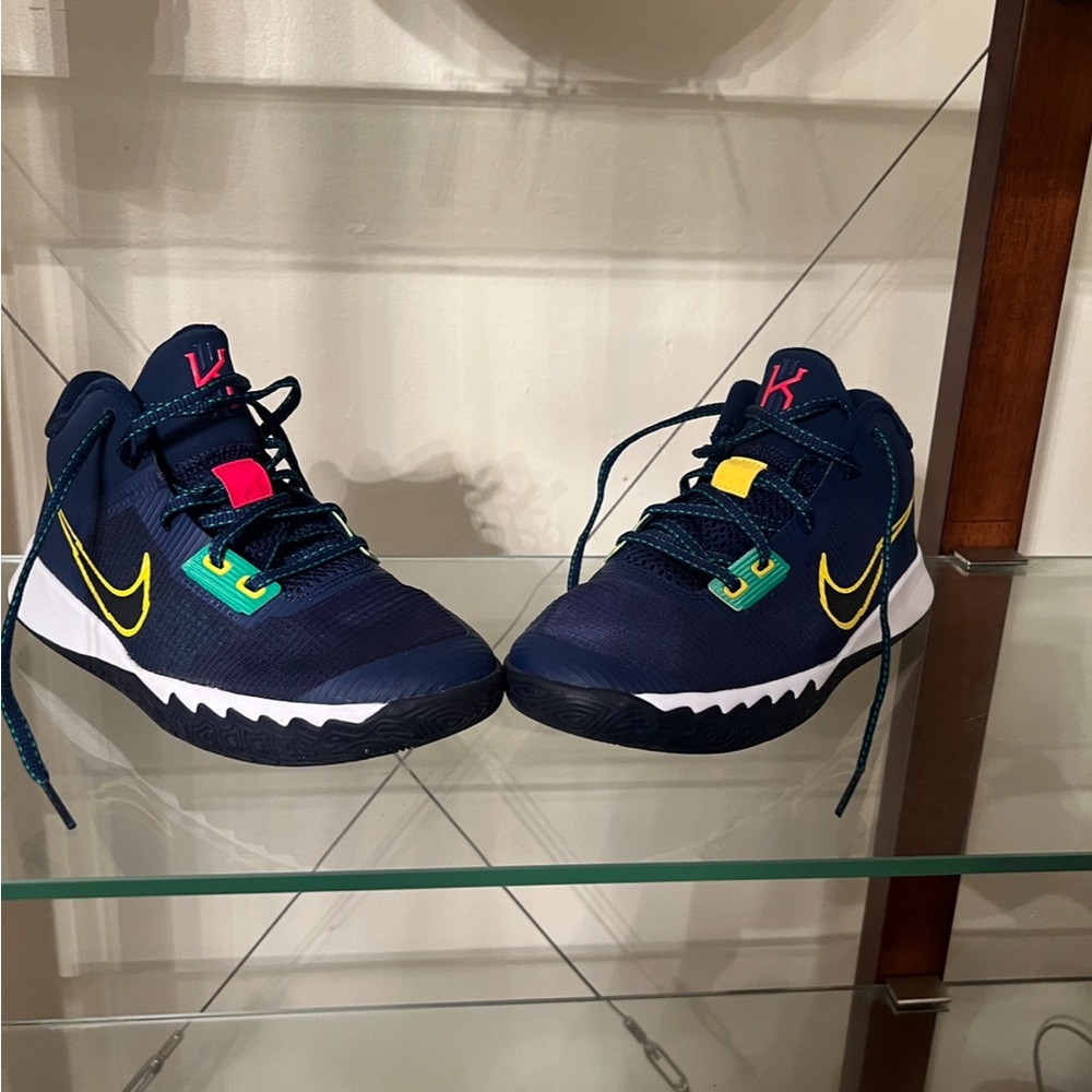 Like New! Nike boys size 6 Kyrie Irving basketball sneakers